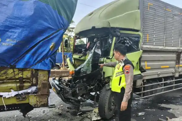 Tabrakan Dua Truk di Pantura Batang, Seorang Sopir Memar