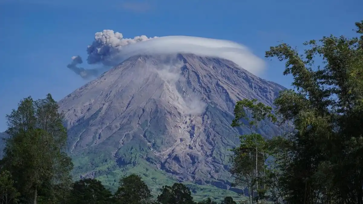 Tiga Erupsi Semeru dalam Sehari: Kolom Abu, Rekaman Seismograf, dan Imbauan Keselamatan