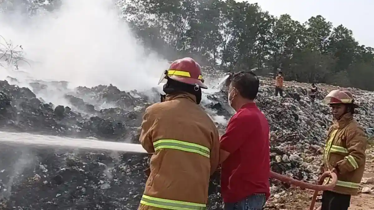 Api Belum Padam di TPA Bandar Jaya, Asap Ganggu Pengguna Tol