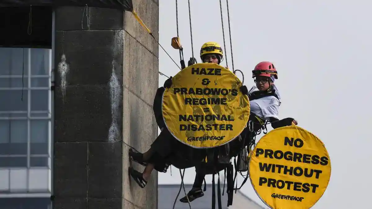 Enam Aktivis Greenpeace Pulang Usai Delapan Jam Diperiksa di Polda Metro