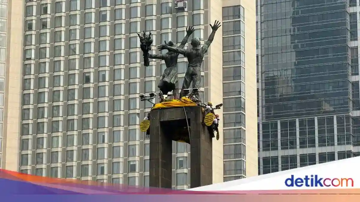 Enam Aktivis Greenpeace Dievakuasi dari Patung Selamat Datang
