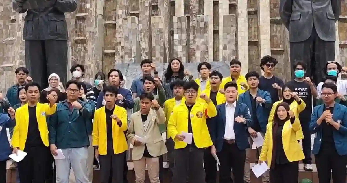 Aksi Sadar di Tugu Tani: Mahasiswa UI Tak Akan Kenakan Almamater