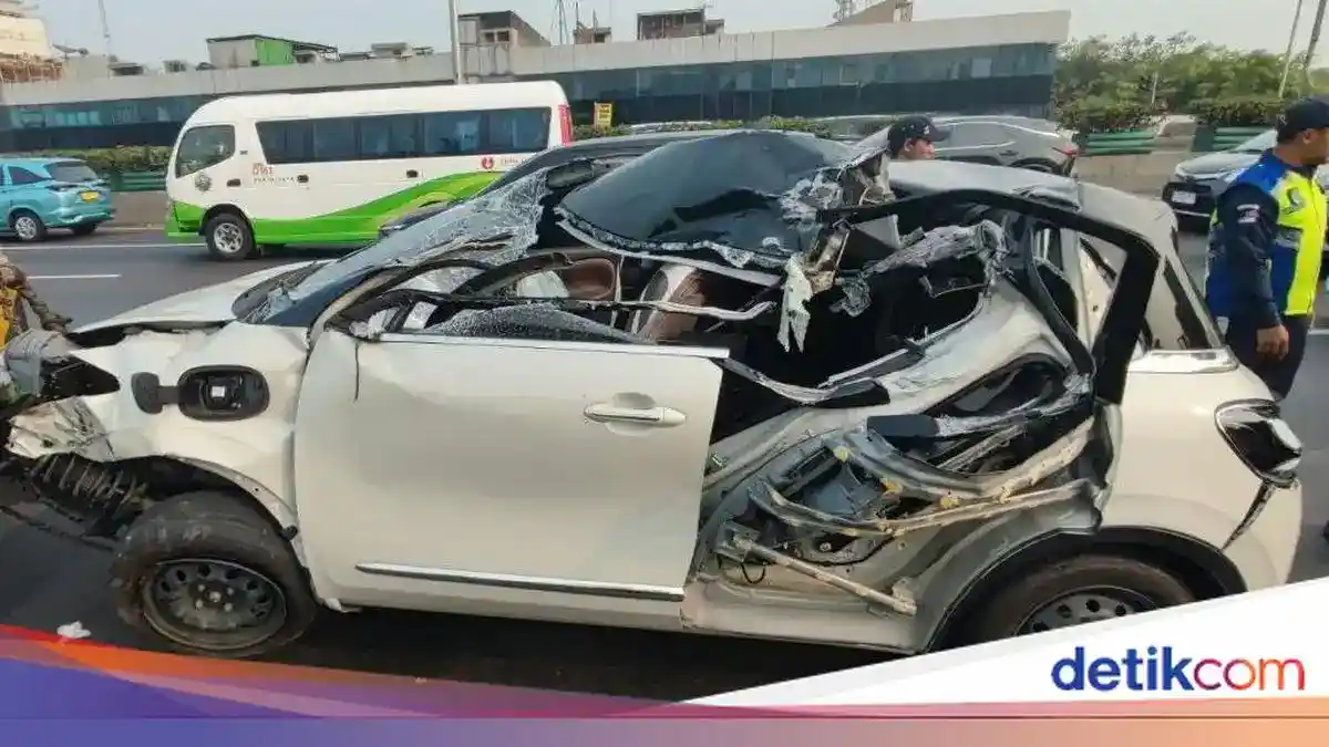 Kartu E-Toll Terjatuh, Wuling Binguo EV Tabrak Truk dan TransJakarta di Ancol