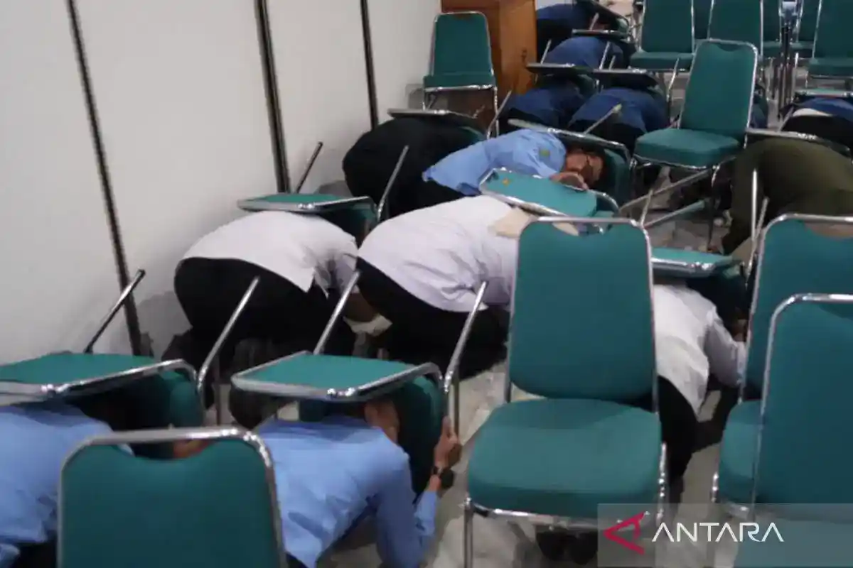 Simulasi Gempa di Kantor Wali Kota Jakarta Timur Uji Kesiapan Petugas dan Pegawai