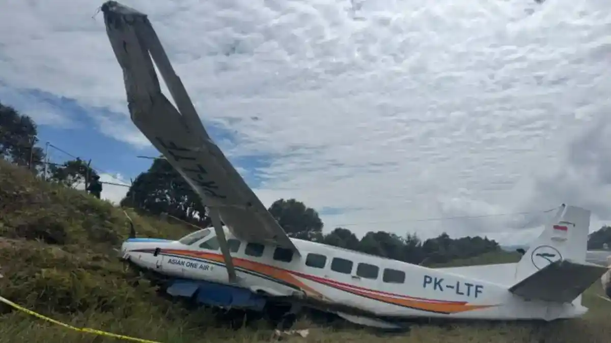 Pesawat Asian One Air Keluar Landasan di Intan Jaya, Dua Prajurit TNI Cedera