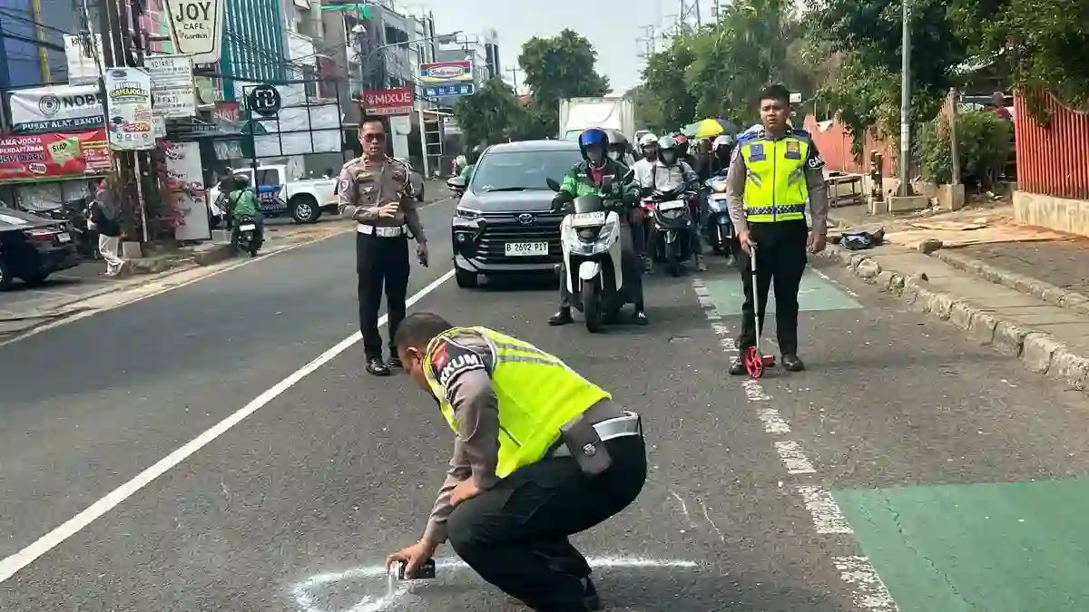 Kecelakaan di Jalan Nusantara Depok, Penumpang Vario Tewas Setelah Tertabrak Truk