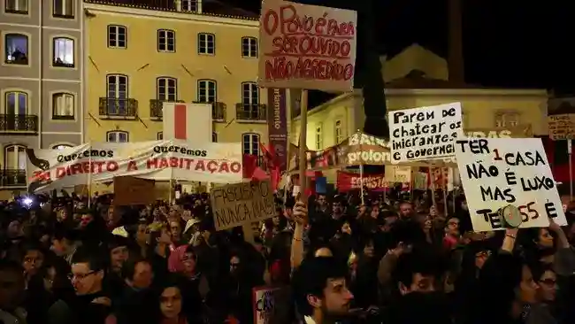 Krisis Hunian Portugal Picu Aksi Massa di Depan Parlemen Lisbon