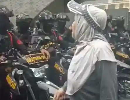 Hujan Deras Iringi Pembubaran Massa yang Memanas di Bundaran HI