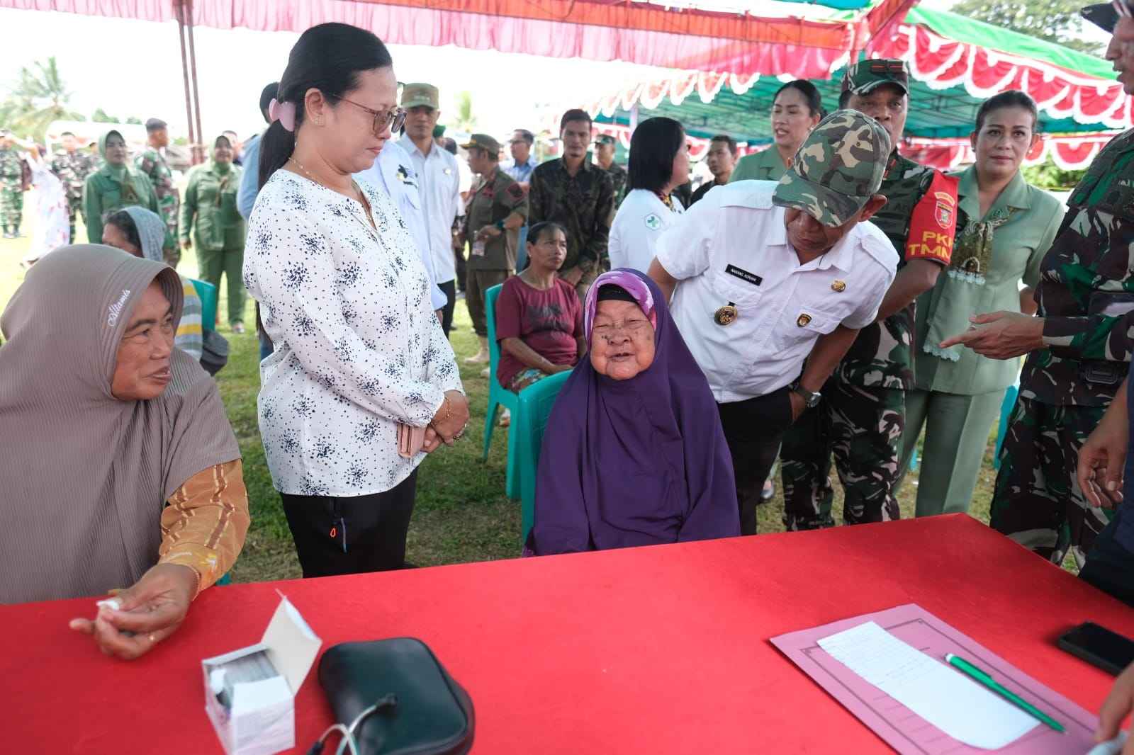 Danrem 091/ASN Tinjau Pengobatan Gratis di Pos Pelayanan Kesehatan TMMD Bersama Puskesmas Linggang Bigung Danrem 091/ASN Tinjau Pengobatan Gratis di Pos Pelayanan Kesehatan TMMD Bersama Puskesmas Linggang Bigung